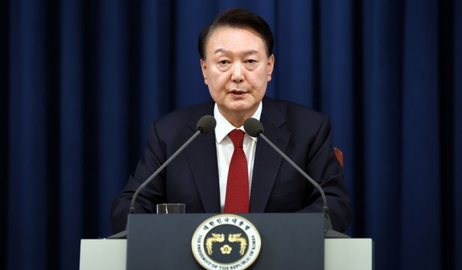 "2024 계엄령 사태: 정치적 혼란과 경제적 파장 (계엄령, 경제 위기, 한국 민주주의)"